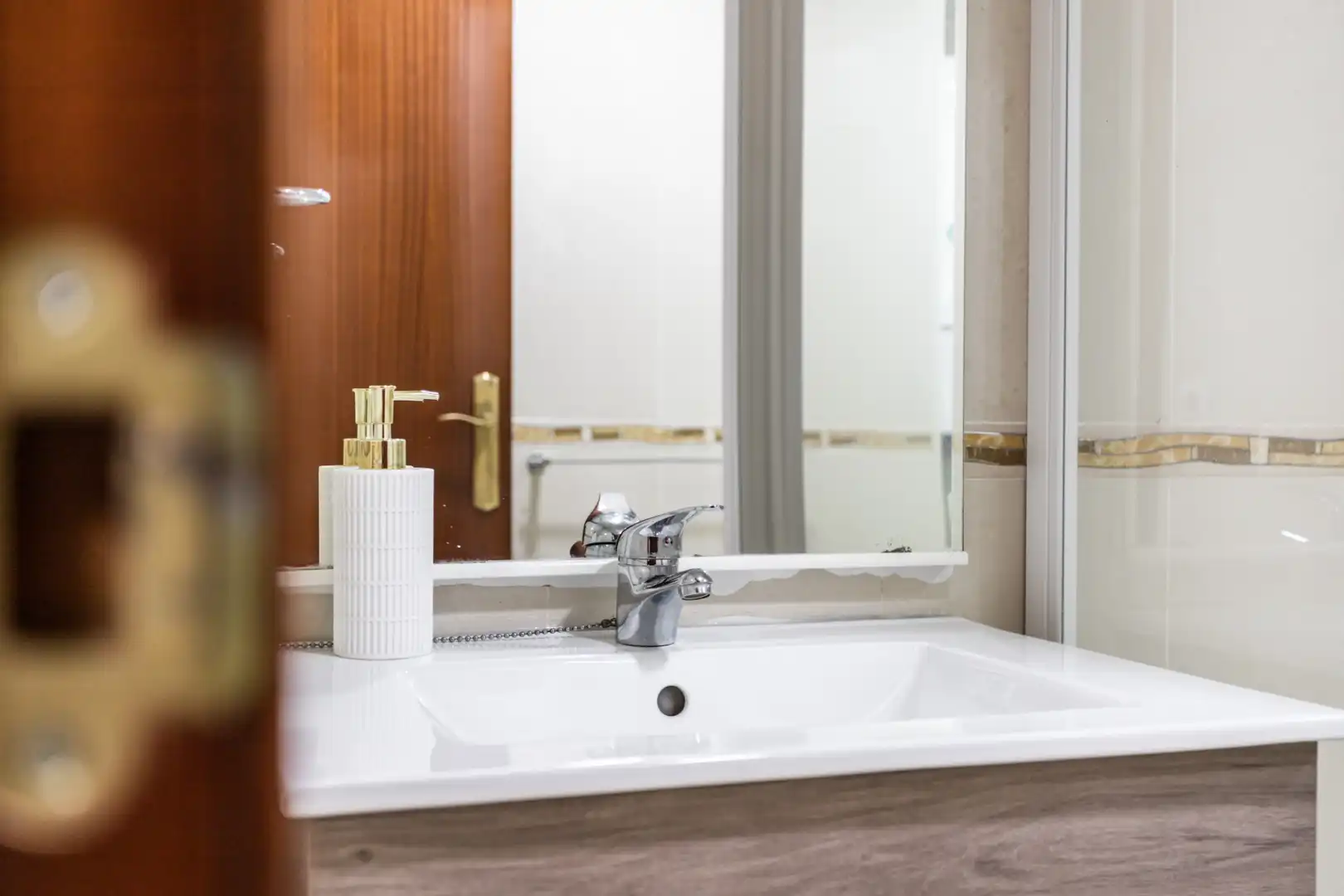 Bathroom of Study for sale in Fuengirola  with Air Conditioner, Terrace and Furnished
