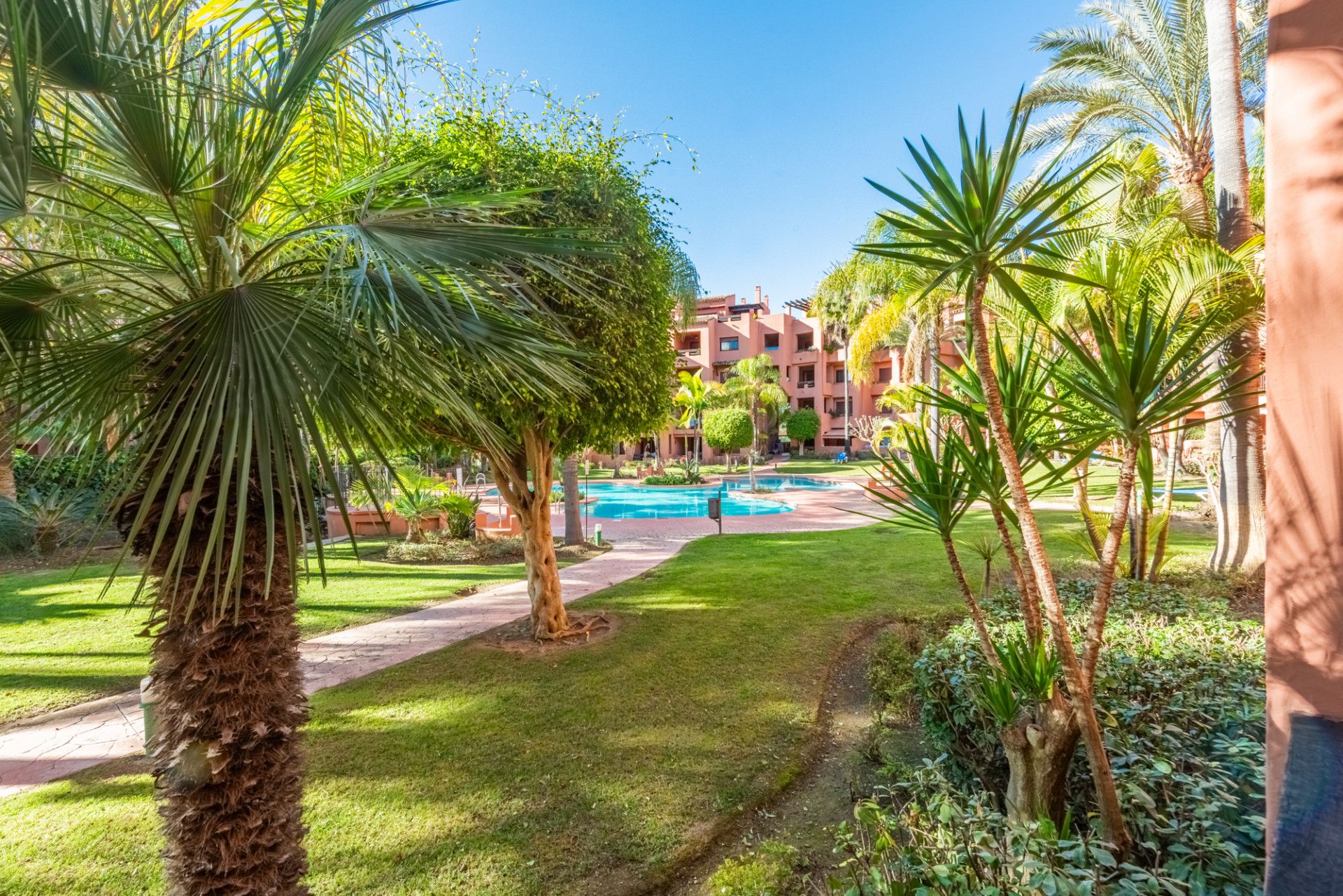 Jardí de Planta baixa en venda en Marbella amb Aire condicionat, Terrassa i Piscina