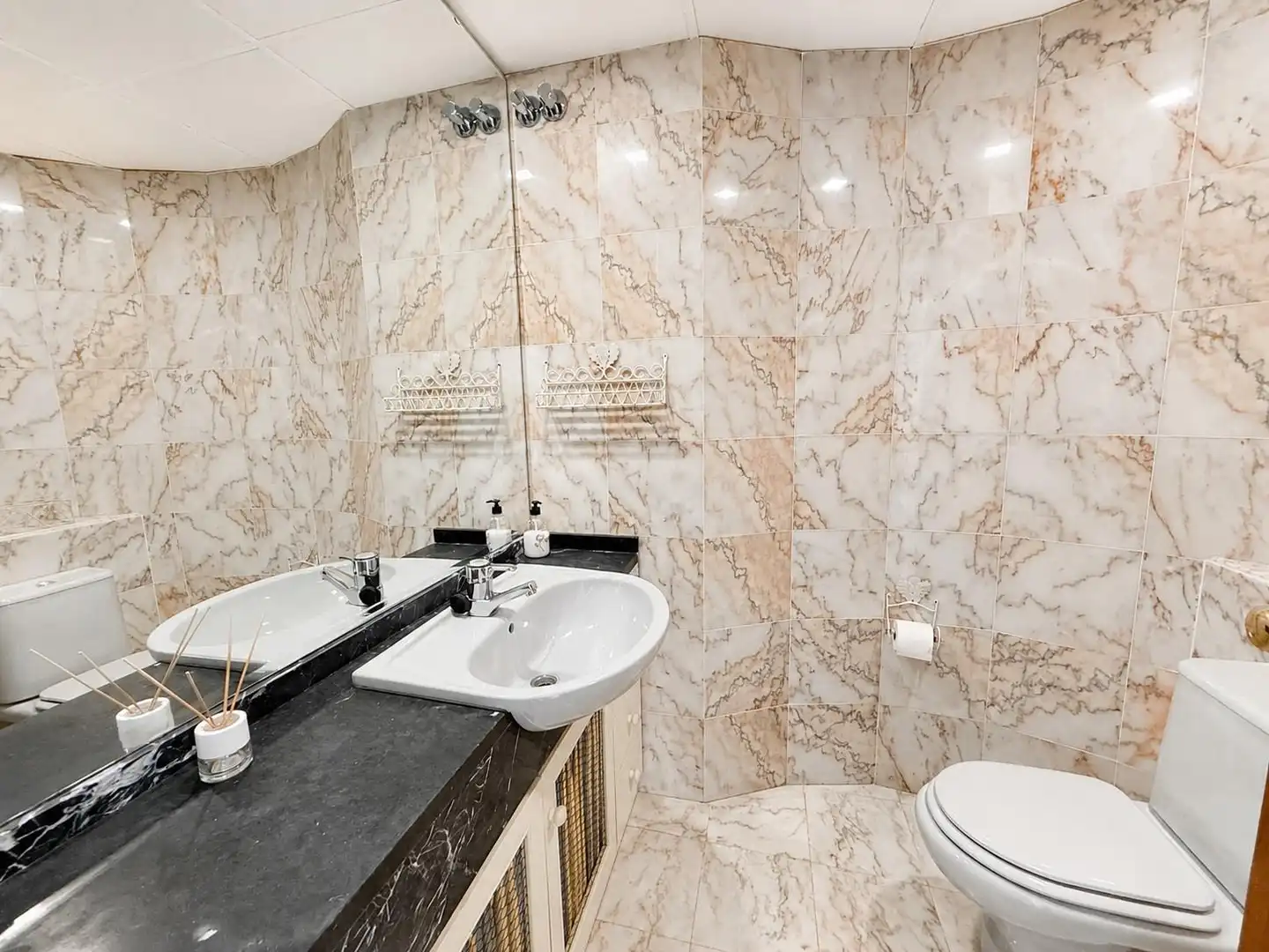 Baño de Oficina de alquiler en Marbella con Aire acondicionado y Terraza