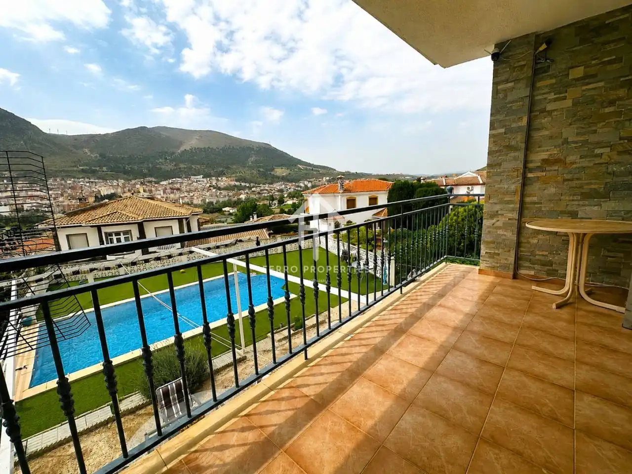 Vista exterior de Casa o xalet en venda en Loja amb Aire condicionat, Jardí privat i Terrassa