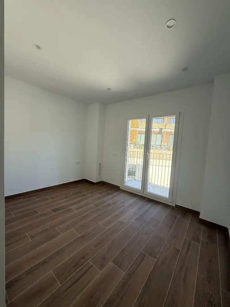 Bedroom of Flat for rent in Tiana  with Air Conditioner, Heating and Oven