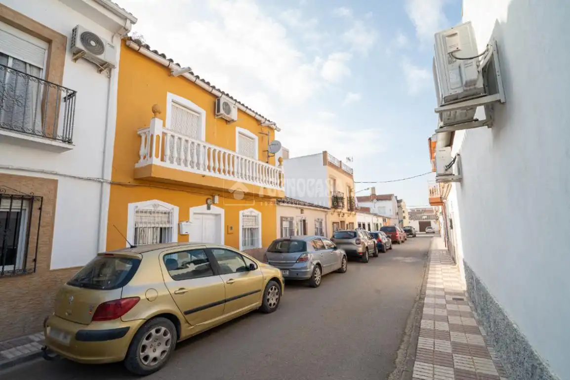Vista exterior de Casa adosada en venda en Torreblascopedro amb Aire condicionat, Calefacció i Terrassa