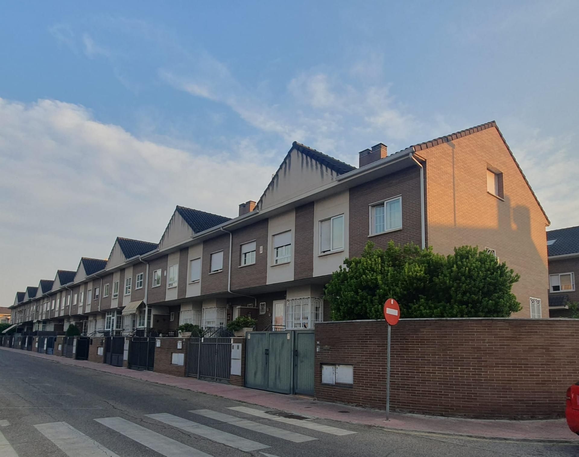 Exterior view of Single-family semi-detached for sale in Alcalá de Henares  with Air Conditioner and Heating