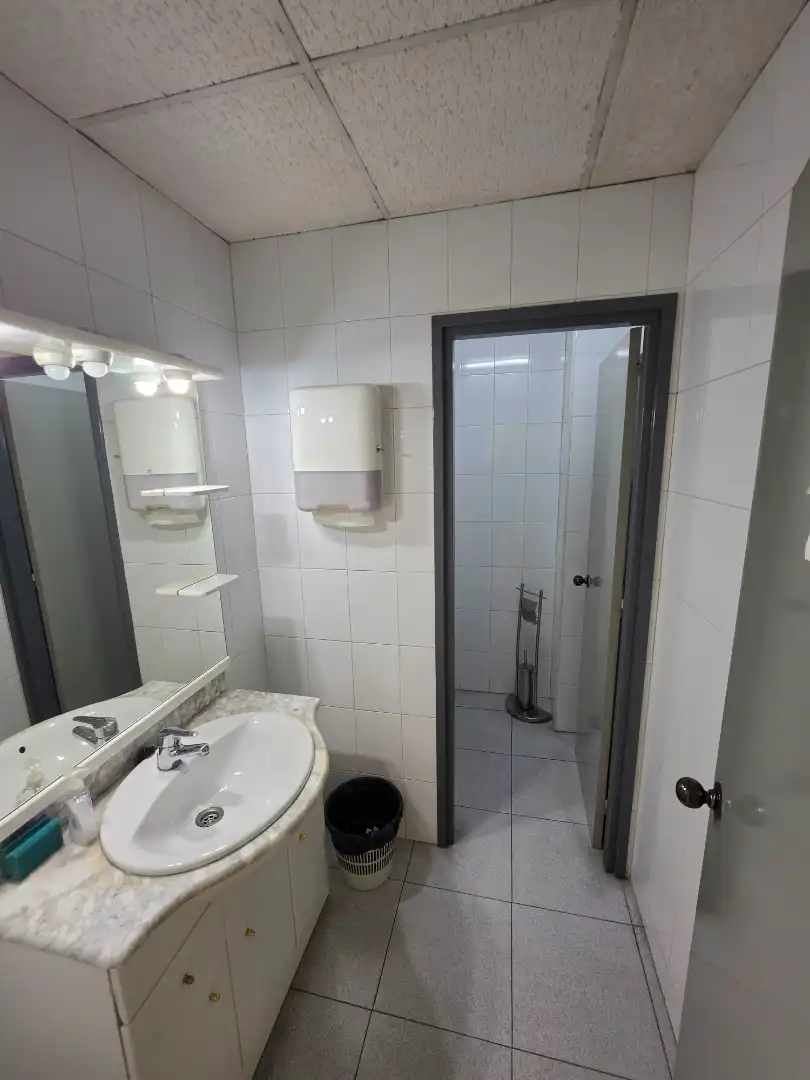 Badezimmer von Fabrikhallen zur Miete in Can Cuiàs
