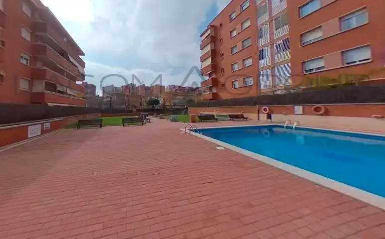 Piscina de Pis en venda en Viladecans amb Aire condicionat, Calefacció i Balcó