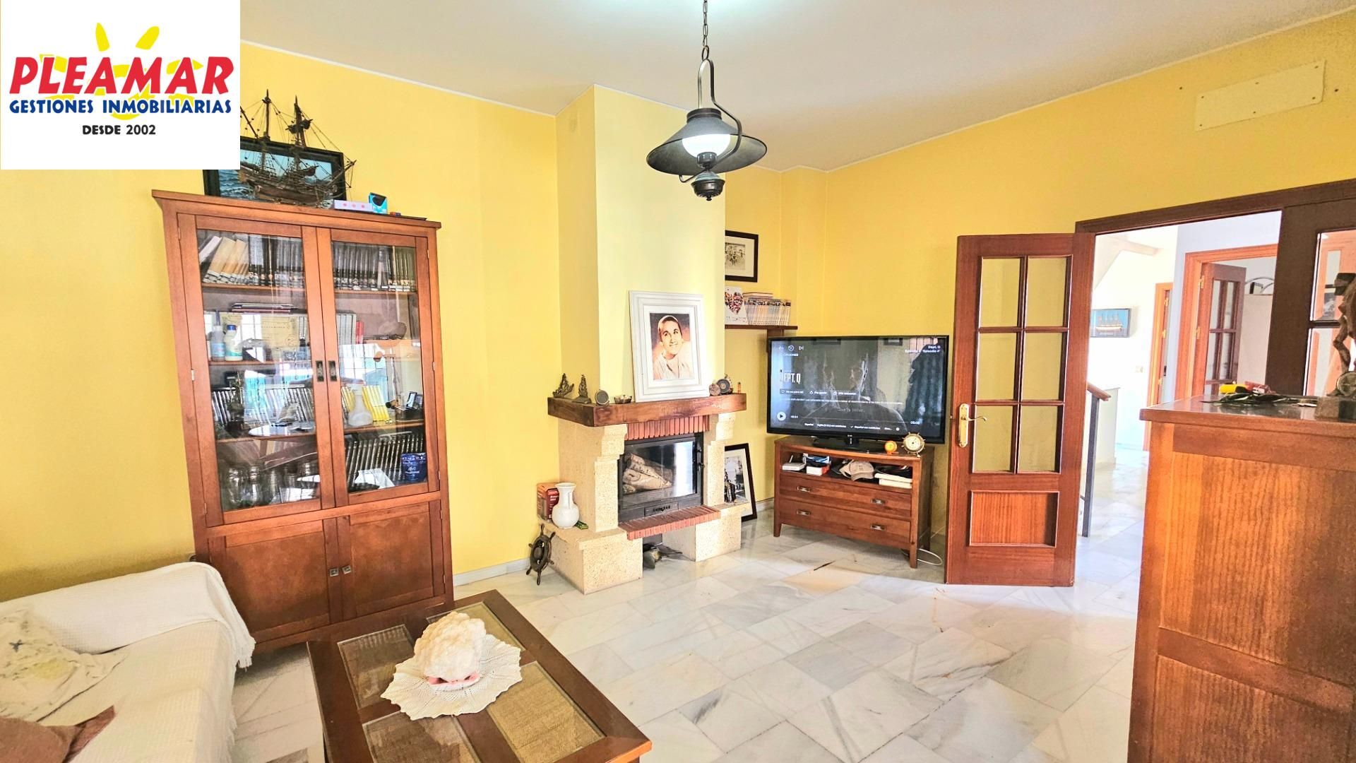 Sala d'estar de Casa o xalet en venda en Chipiona amb Aire condicionat, Jardí privat i Terrassa