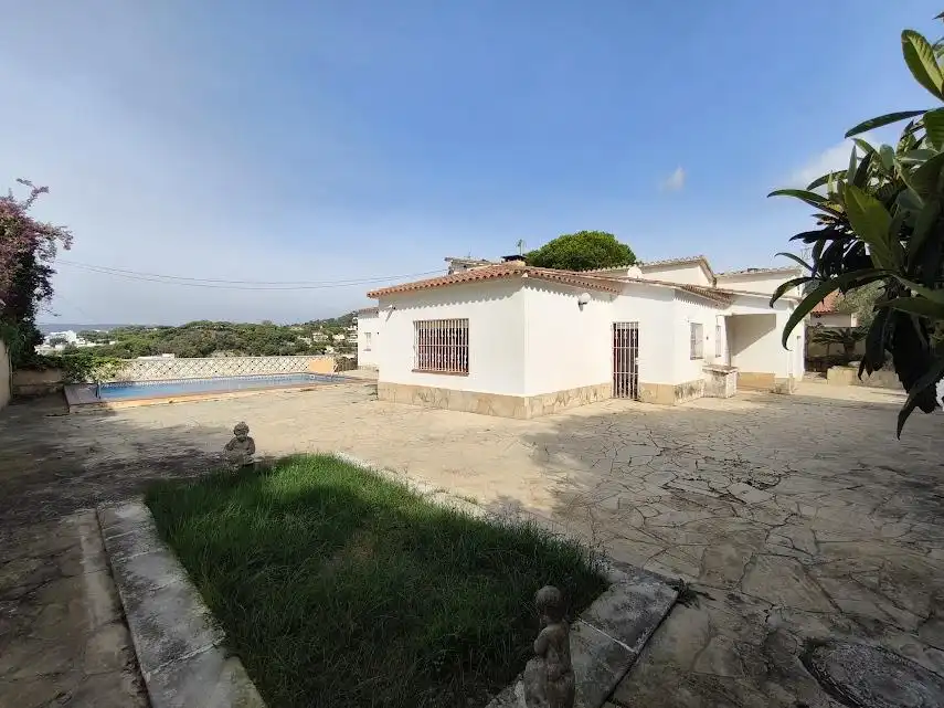 Vista exterior de Casa o xalet en venda en Lloret de Mar amb Calefacció, Terrassa i Traster