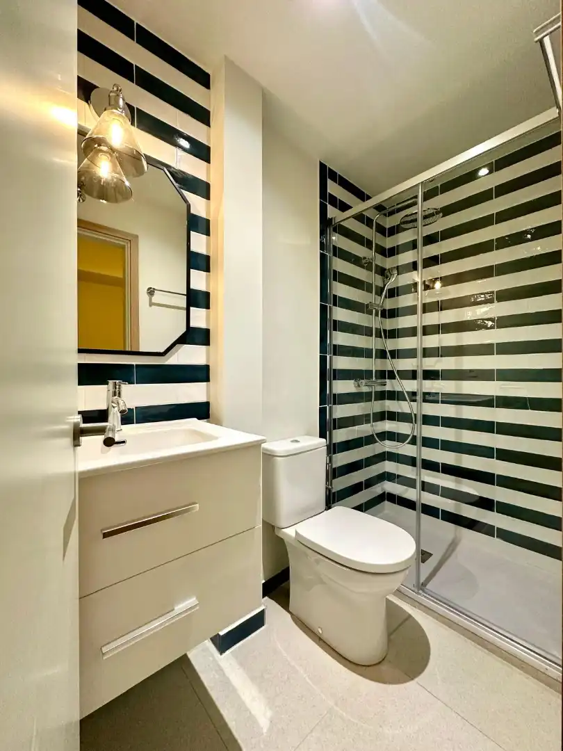 Badezimmer von Erdgeschoss zum Verkauf in Madrid mit Klimaanlage, Heizung und Ofen