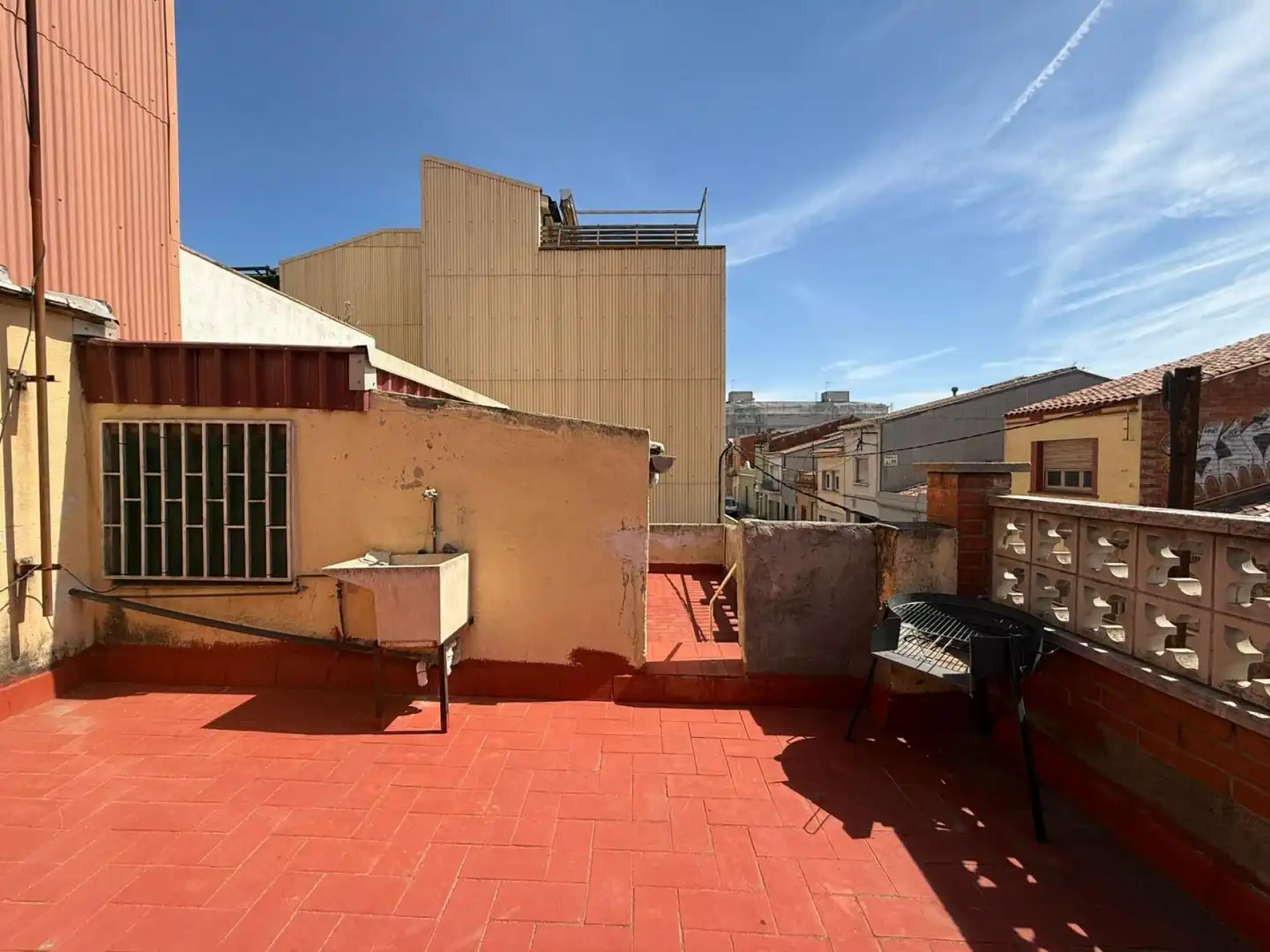 Terrasse von Einfamilien-Reihenhaus zum Verkauf in Sabadell mit Terrasse, Abstellraum und Ofen
