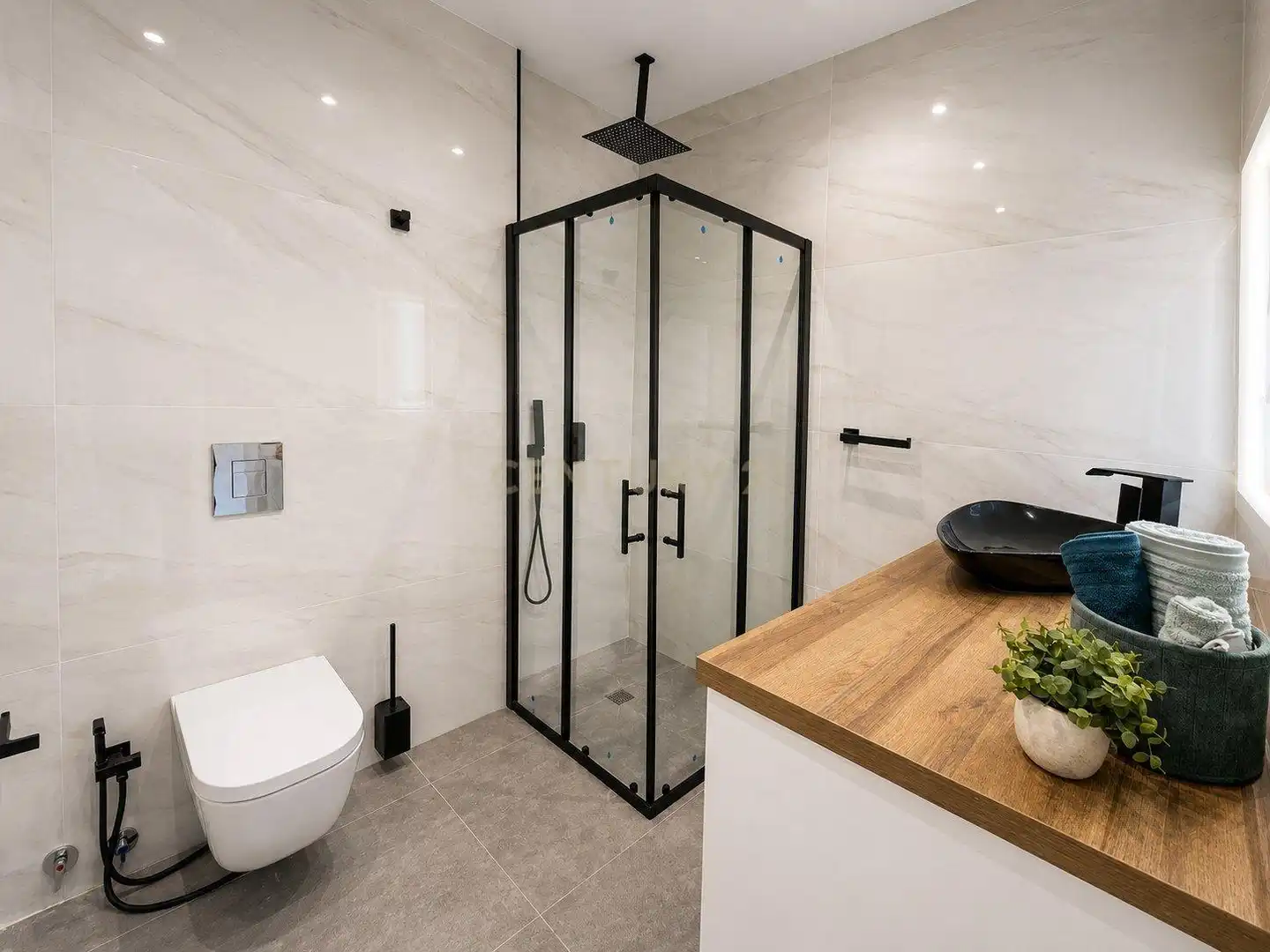 Bathroom of Study for sale in Marbella  with Air Conditioner, Oven and TV