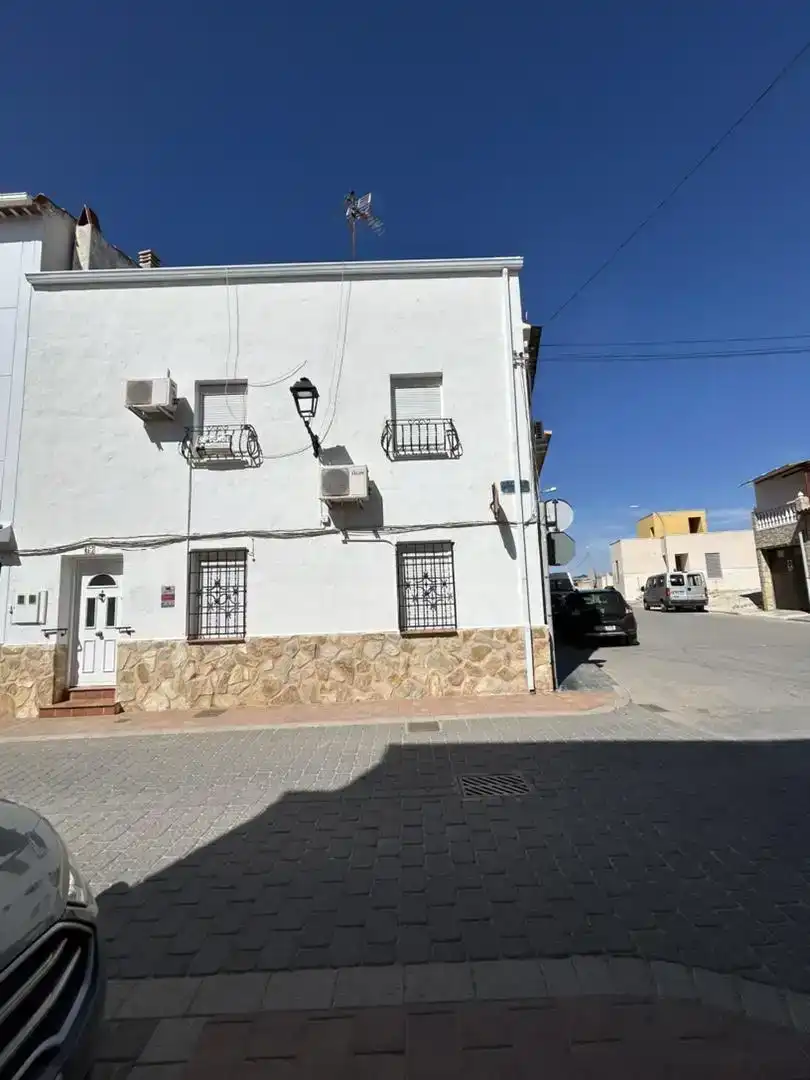 Vista exterior de Casa adosada en venta en Las Pedroñeras   , Cuenca