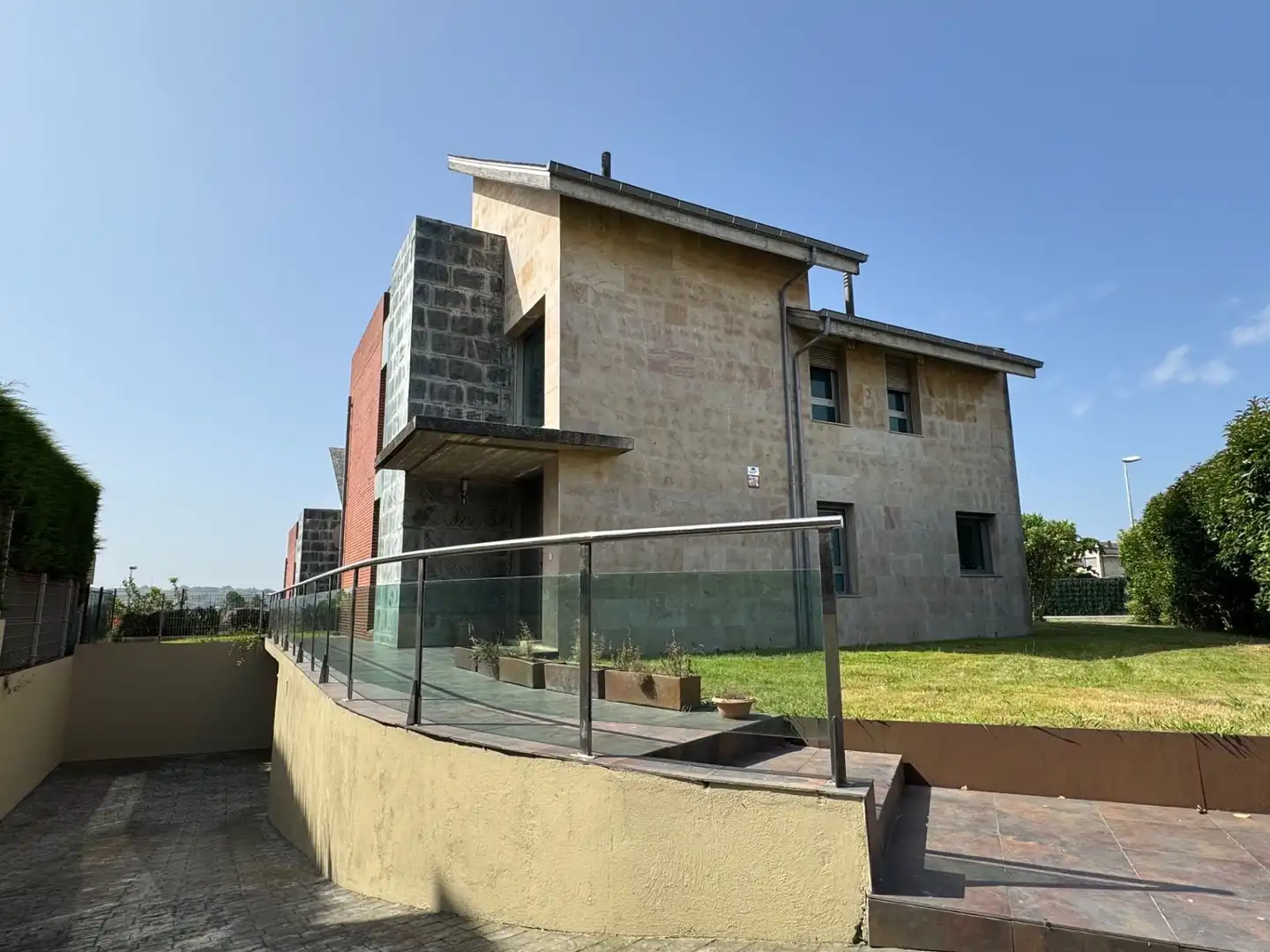 Vista exterior de Casa o xalet en venda en Santa Cruz de Bezana amb Calefacció, Jardí privat i Terrassa
