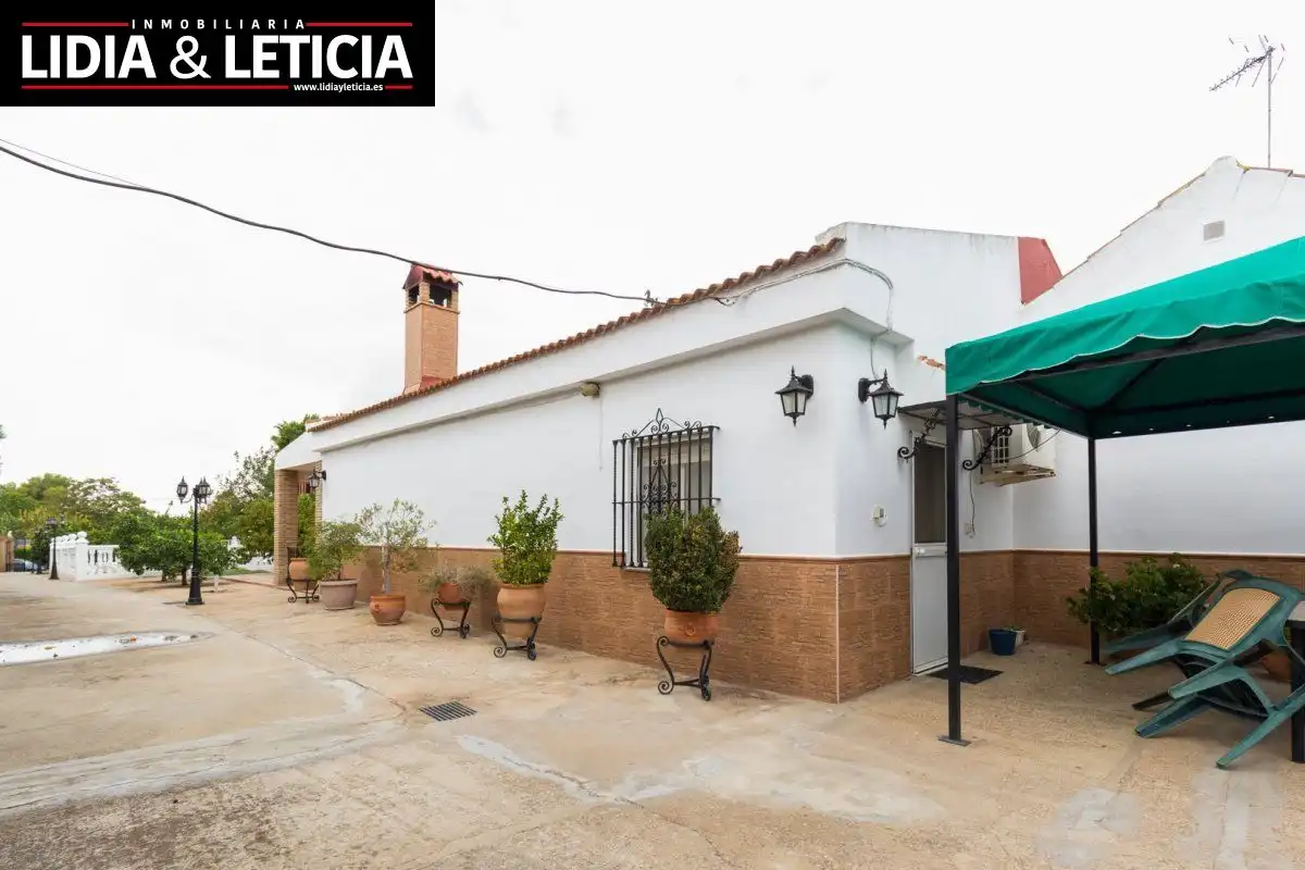 Vista exterior de Casa o chalet en venta en Alcalá de Guadaira con Aire acondicionado, Calefacción y Jardín privado