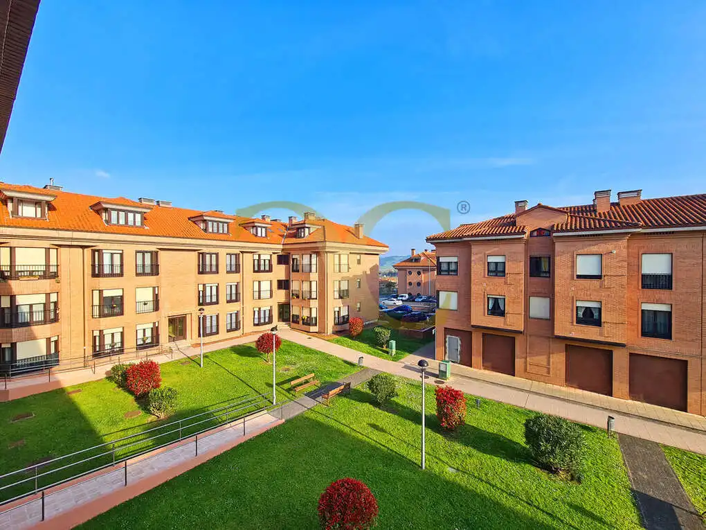 Vista exterior de Dúplex en venda en Avilés amb Calefacció, Jardí privat i Traster