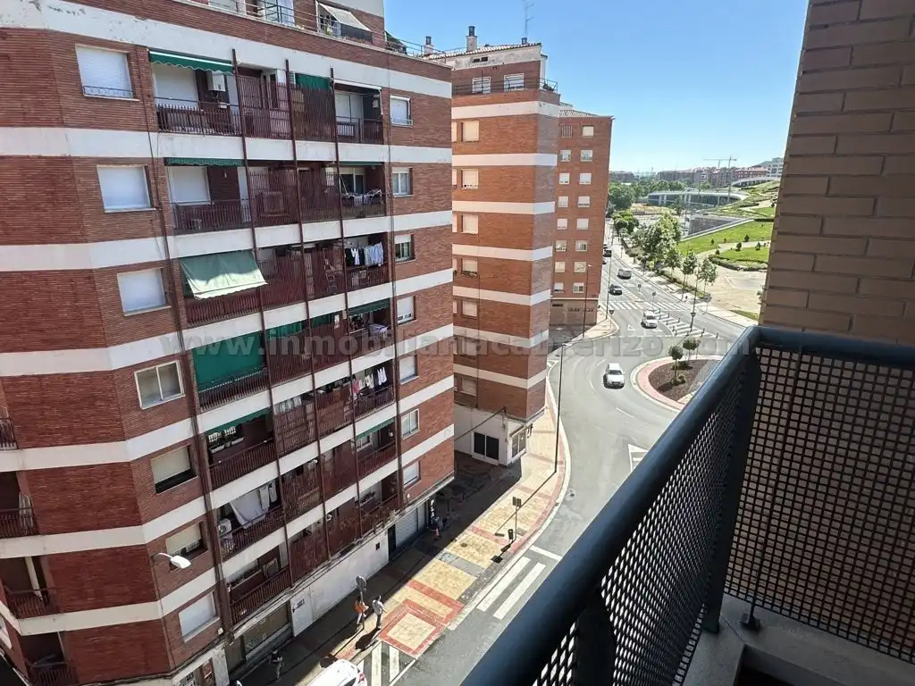 Vista exterior de Piso en venta en  Logroño con Calefacción, Parquet y Terraza