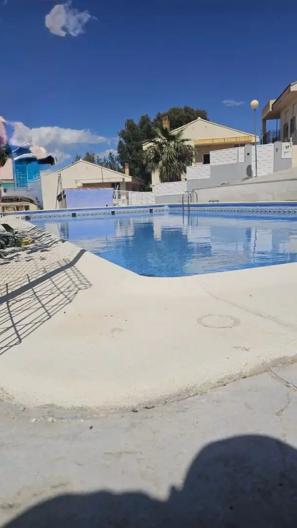 Schwimmbecken von Einfamilien-Reihenhaus zum Verkauf in Chiva mit Heizung, Abstellraum und Balkon