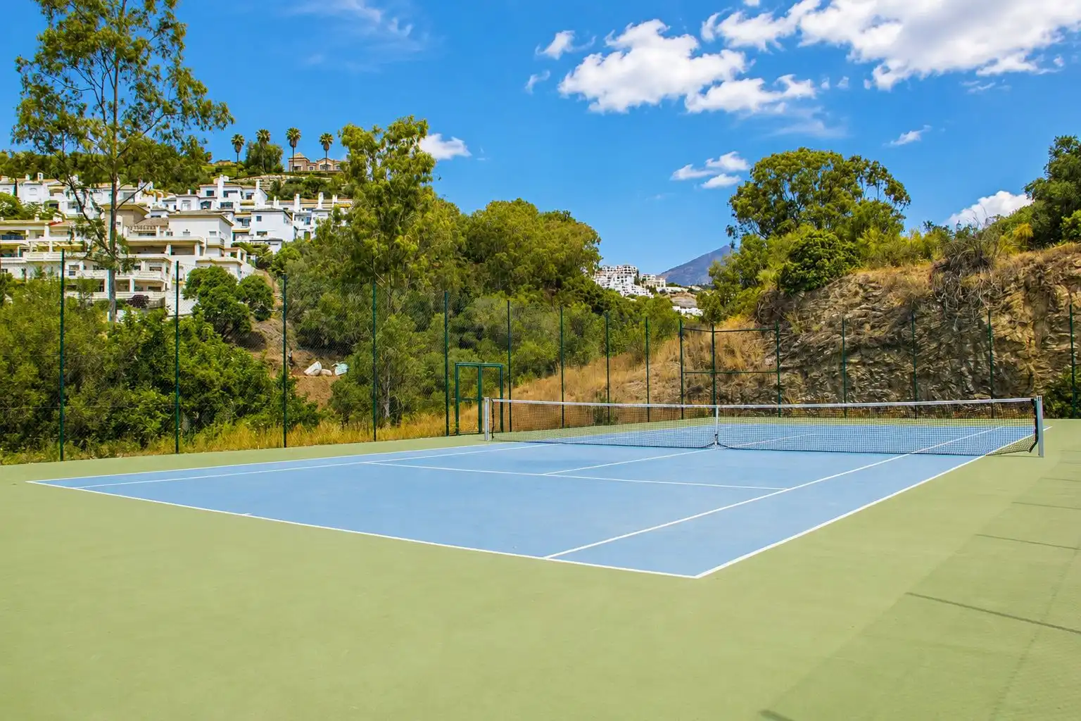 Vista exterior de Apartamento en venta en Benahavís con Aire acondicionado, Calefacción y Jardín privado