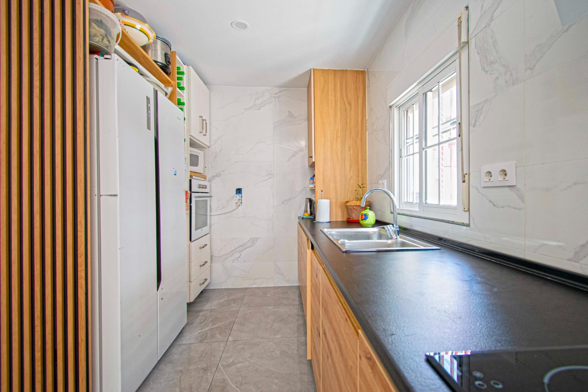 Kitchen of Flat for sale in  Sevilla Capital  with Air Conditioner, Heating and Storage room