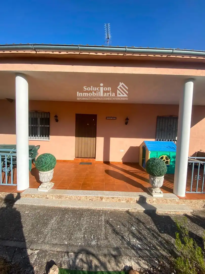 Vista exterior de Casa o xalet en venda en Calvarrasa de Arriba amb Traster i Moblat