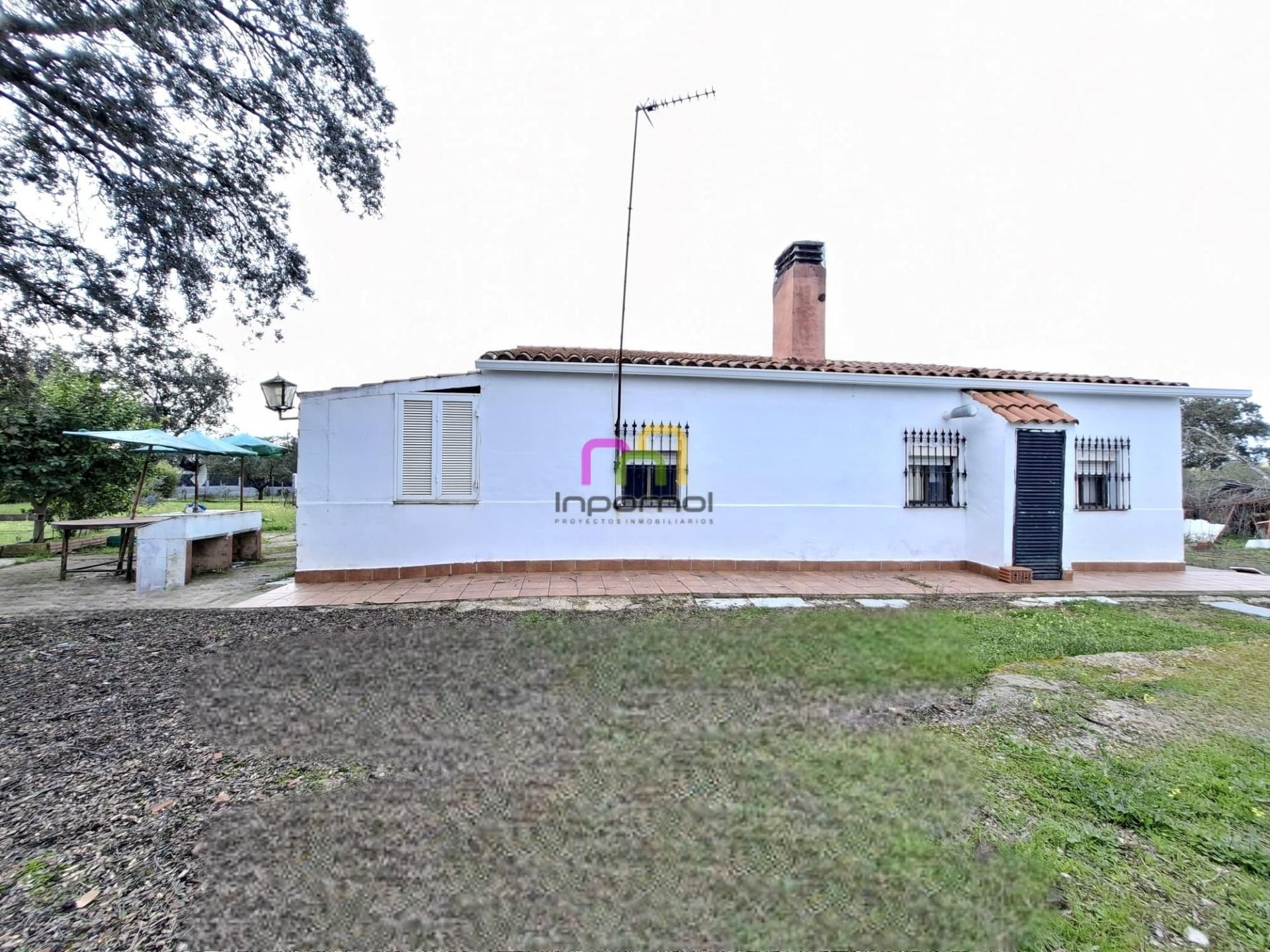 Jardí de Finca rústica en venda en Badajoz Capital amb Jardí privat, Traster i Piscina