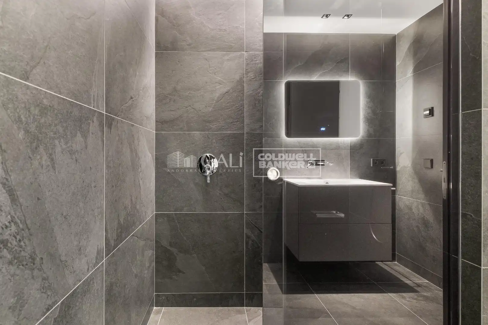 Badezimmer von Wohnung zum Verkauf in Andorra la Vella mit Klimaanlage, Heizung und Terrasse