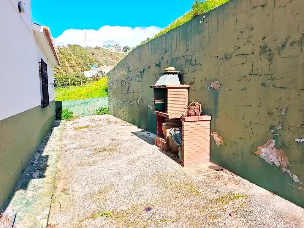 Vista exterior de Casa o xalet en venda en Vélez-Málaga amb Aire condicionat, Jardí privat i Terrassa