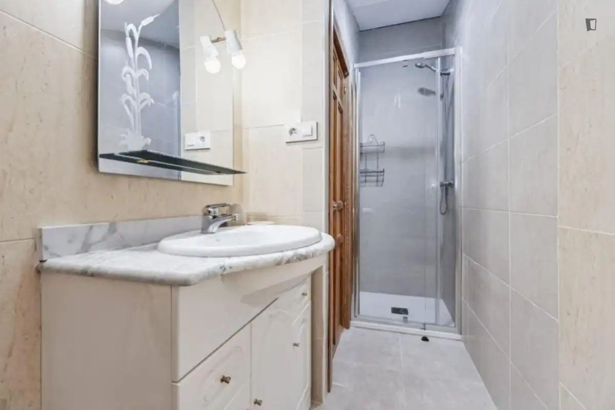 Bany de Casa o xalet per a compartir en Madrid amb Calefacció, Moblat i Forn