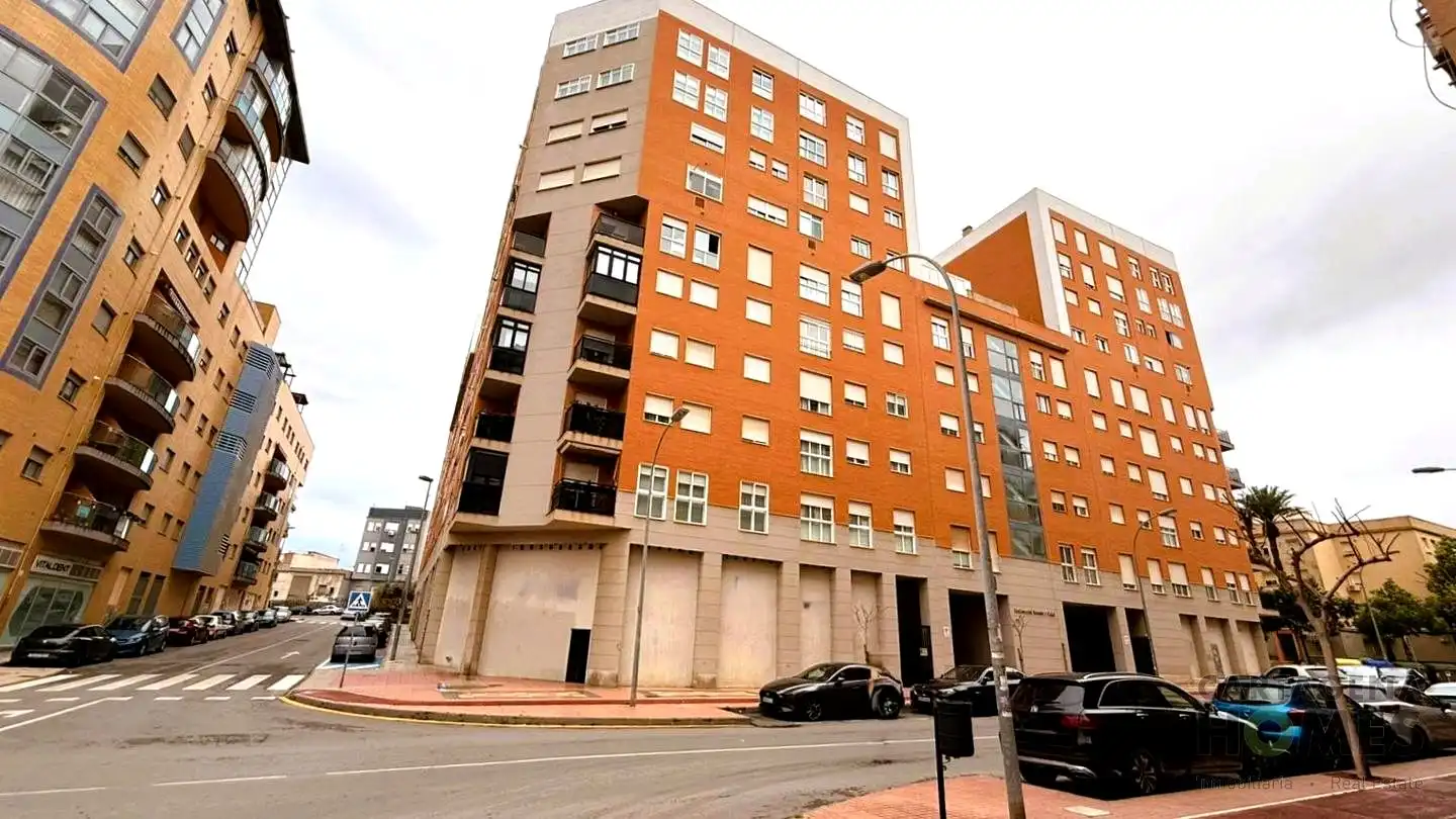 Local comercial en venta en Santiago Ramón Y Cajal 71, imagen 2