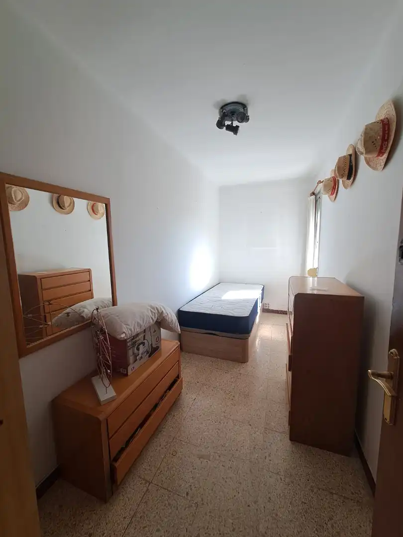 Schlafzimmer von Wohnung zur Miete in Vilanova i la Geltrú mit Möbliert, Ofen und Waschmaschine