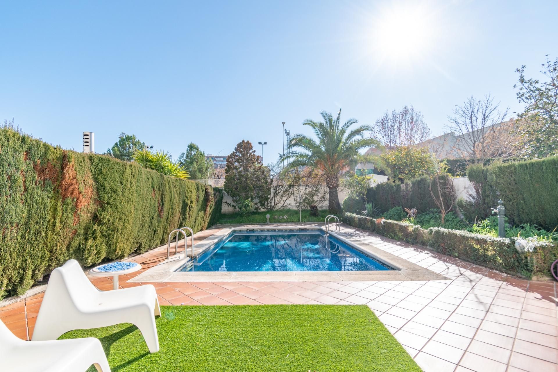 Piscina de Casa o xalet en venda en  Granada Capital amb Aire condicionat, Calefacció i Jardí privat