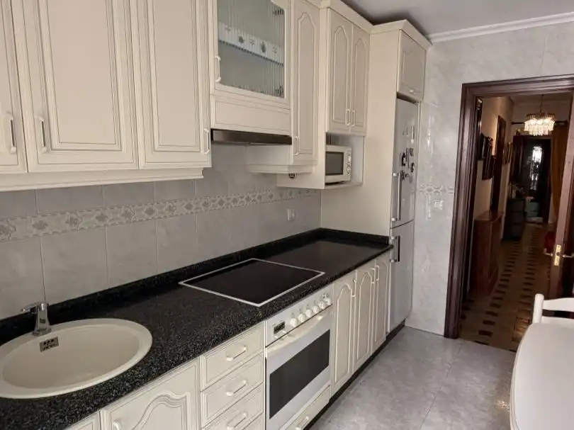 Cuina de Pis en venda en Gijón  amb Terrassa i Balcó