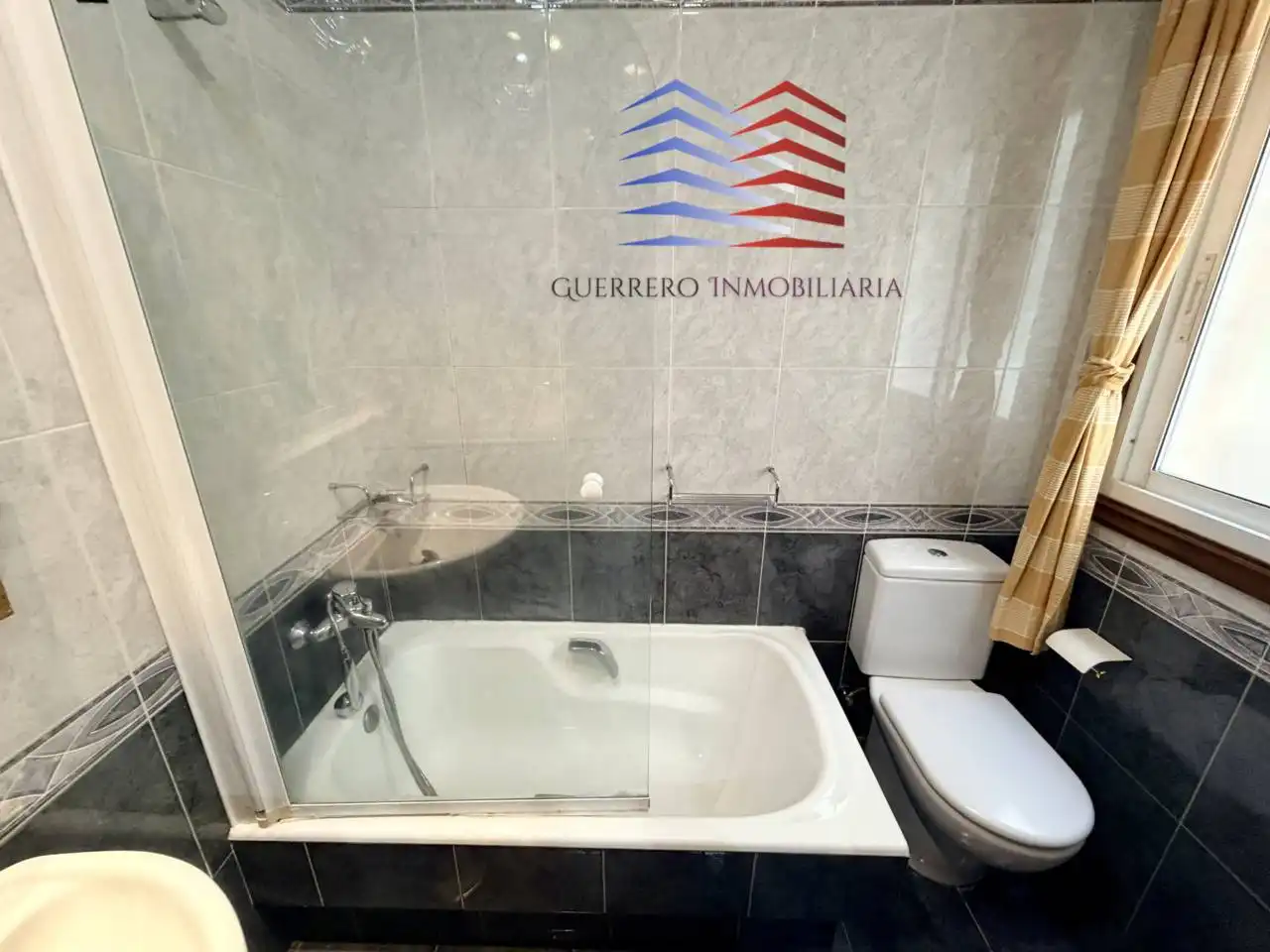 Bany de Apartament de lloguer en Ourense Capital  amb Calefacció, Parquet i Terrassa