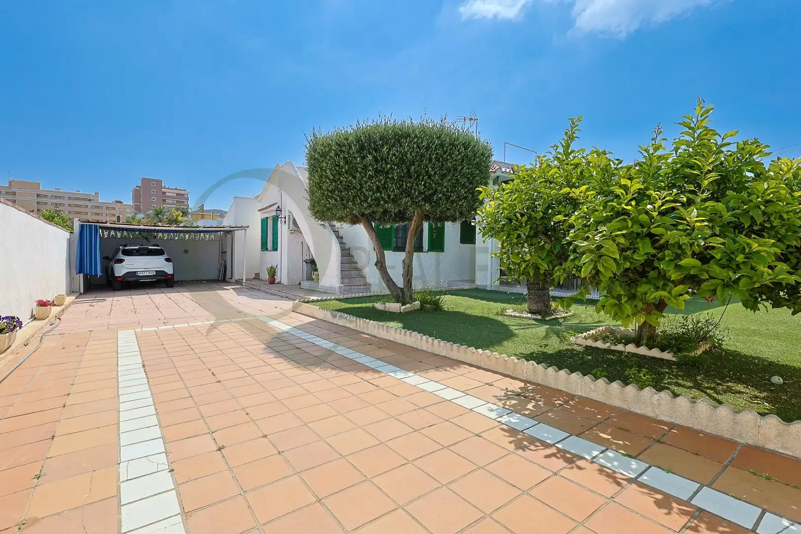 Vista exterior de Casa o xalet en venda en Elche / Elx amb Jardí privat, Terrassa i Piscina