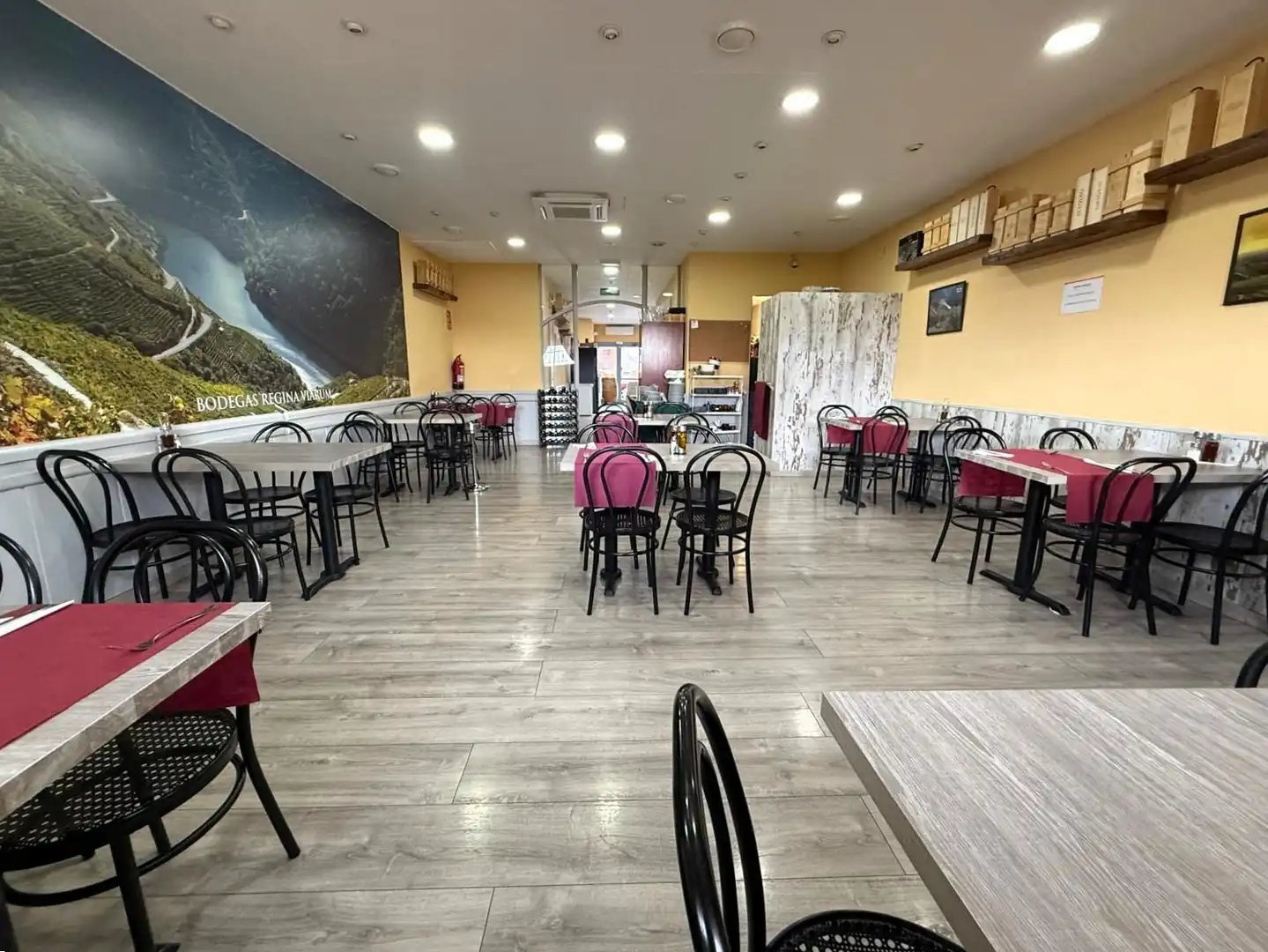 Business premises for transfer in Carrer dels Marquesos de Barberà, imagen 2