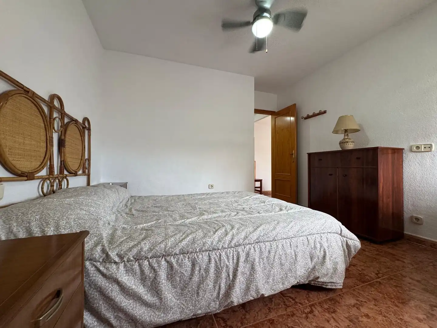 Dormitori de Apartament de lloguer en El Campello amb Jardí privat, Terrassa i Moblat