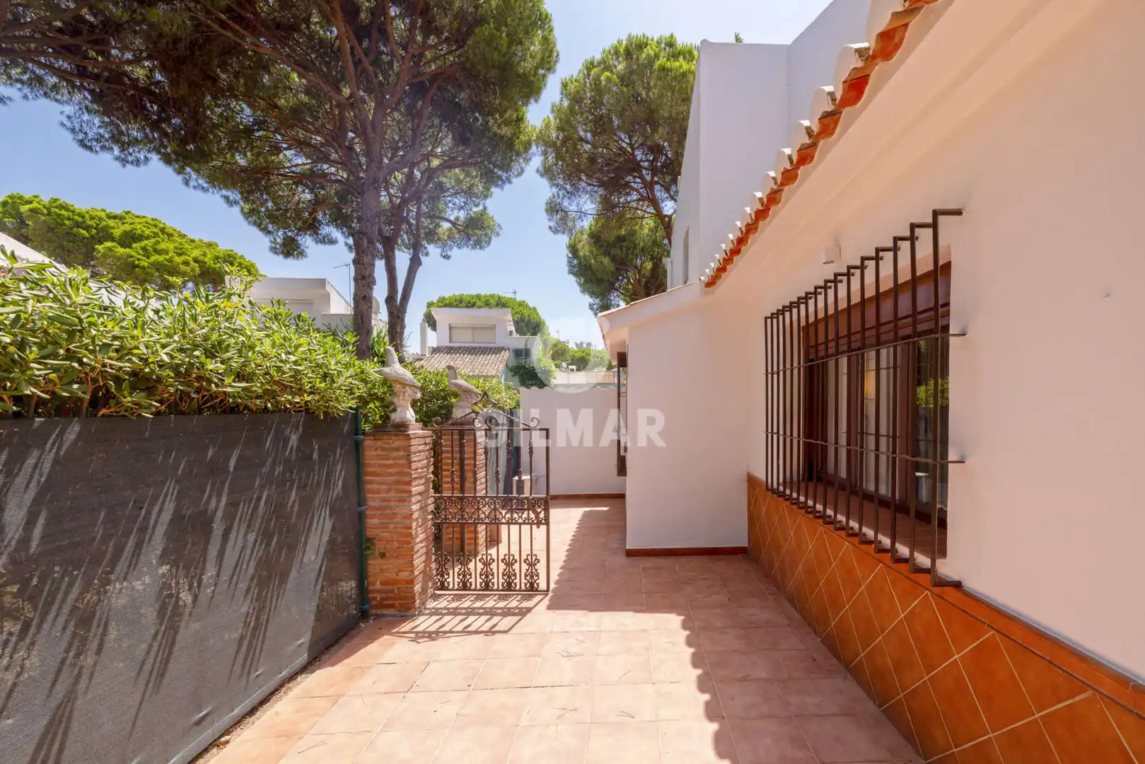 Vista exterior de Casa adosada en venda en Estepona amb Piscina