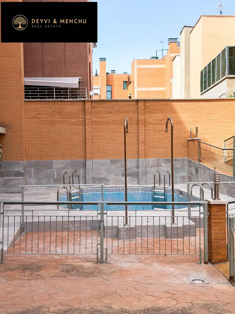 Swimming pool of Flat for sale in Madrid  with Air Conditioner, Heating and Storage room