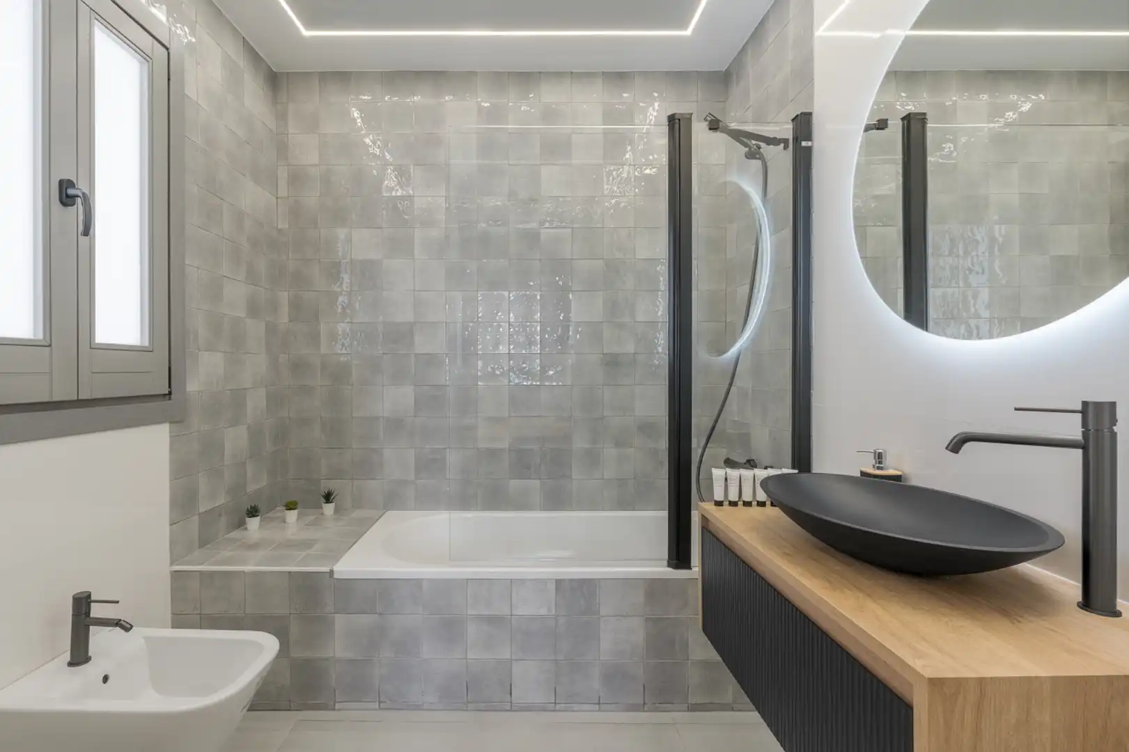 Bathroom of Flat for rent in Granada  with Air Conditioner, Heating and Furnished