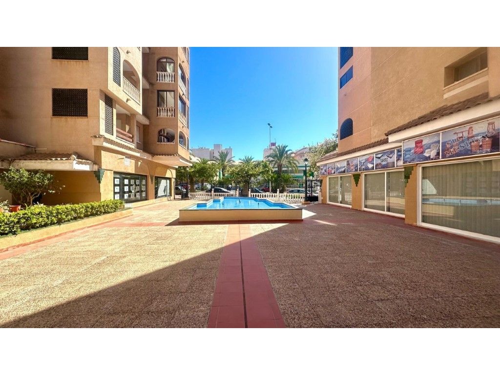 Vista exterior de Apartament en venda en Torrevieja amb Jardí privat, Moblat i Piscina comunitària