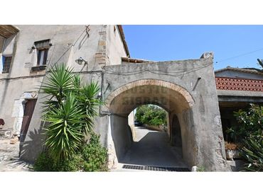Casa rústica amb jardí en venda a Calle Baix de Santa Eulàlia