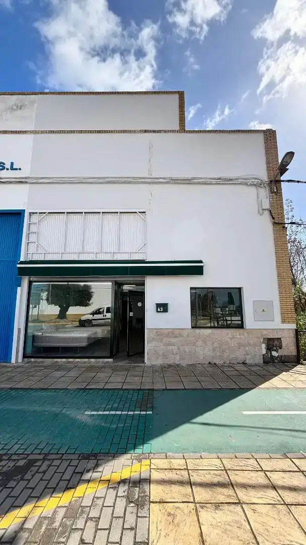 Außenansicht von Fabrikhallen zur Miete in Brenes