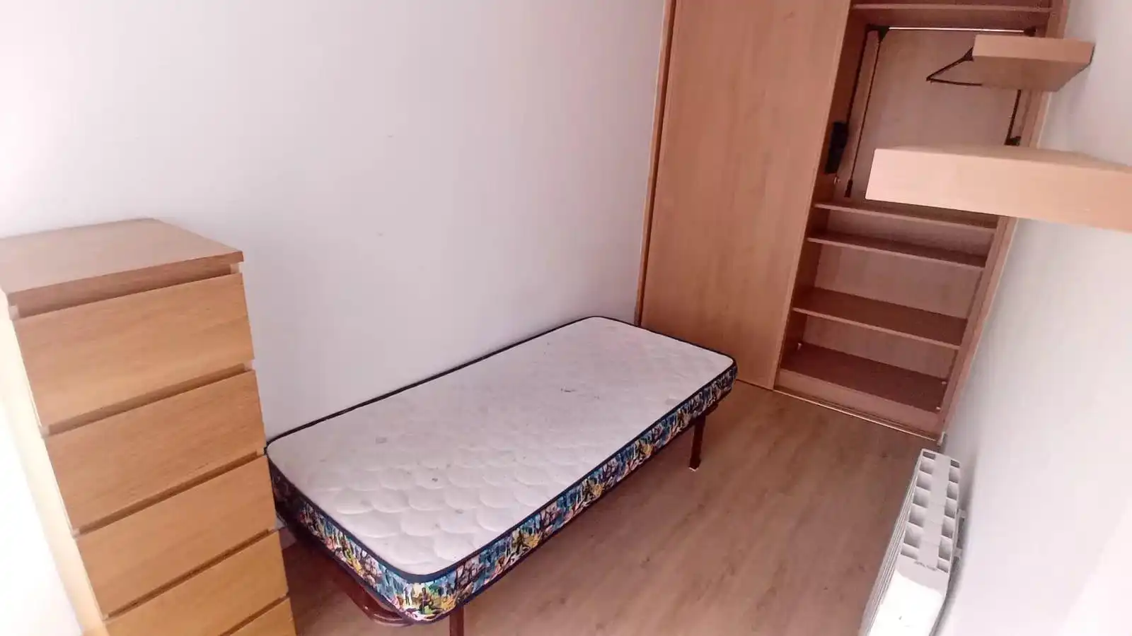 Habitación de Apartamento en venta en Lleida con Calefacción, Parquet y Amueblado