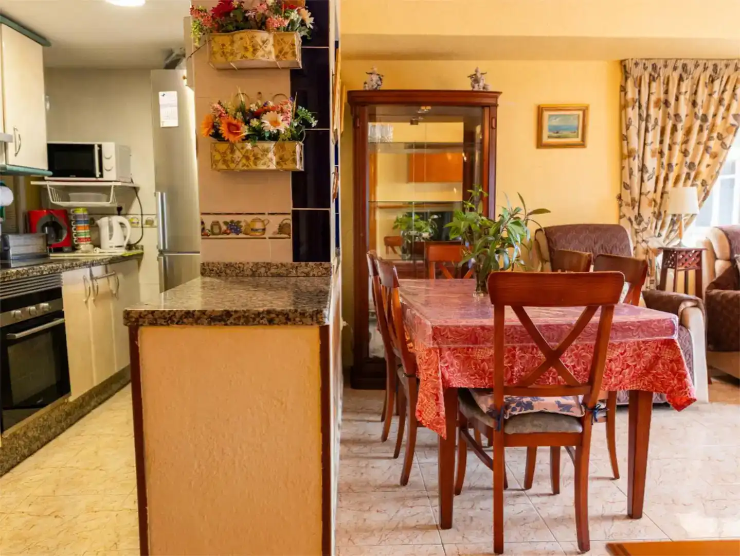 Menjador de Apartament de lloguer en Almuñécar amb Piscina i Moblat
