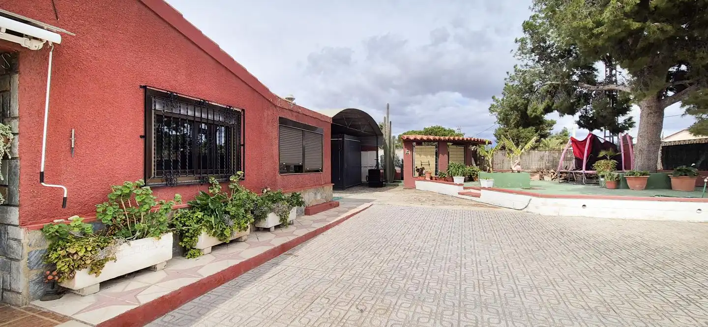 Vista exterior de Casa o xalet en venda en Elche / Elx amb Aire condicionat, Jardí privat i Traster