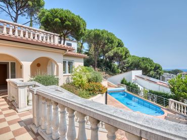 Casa rústica amb piscina en venda a 16 Carrer del Puig Vermell