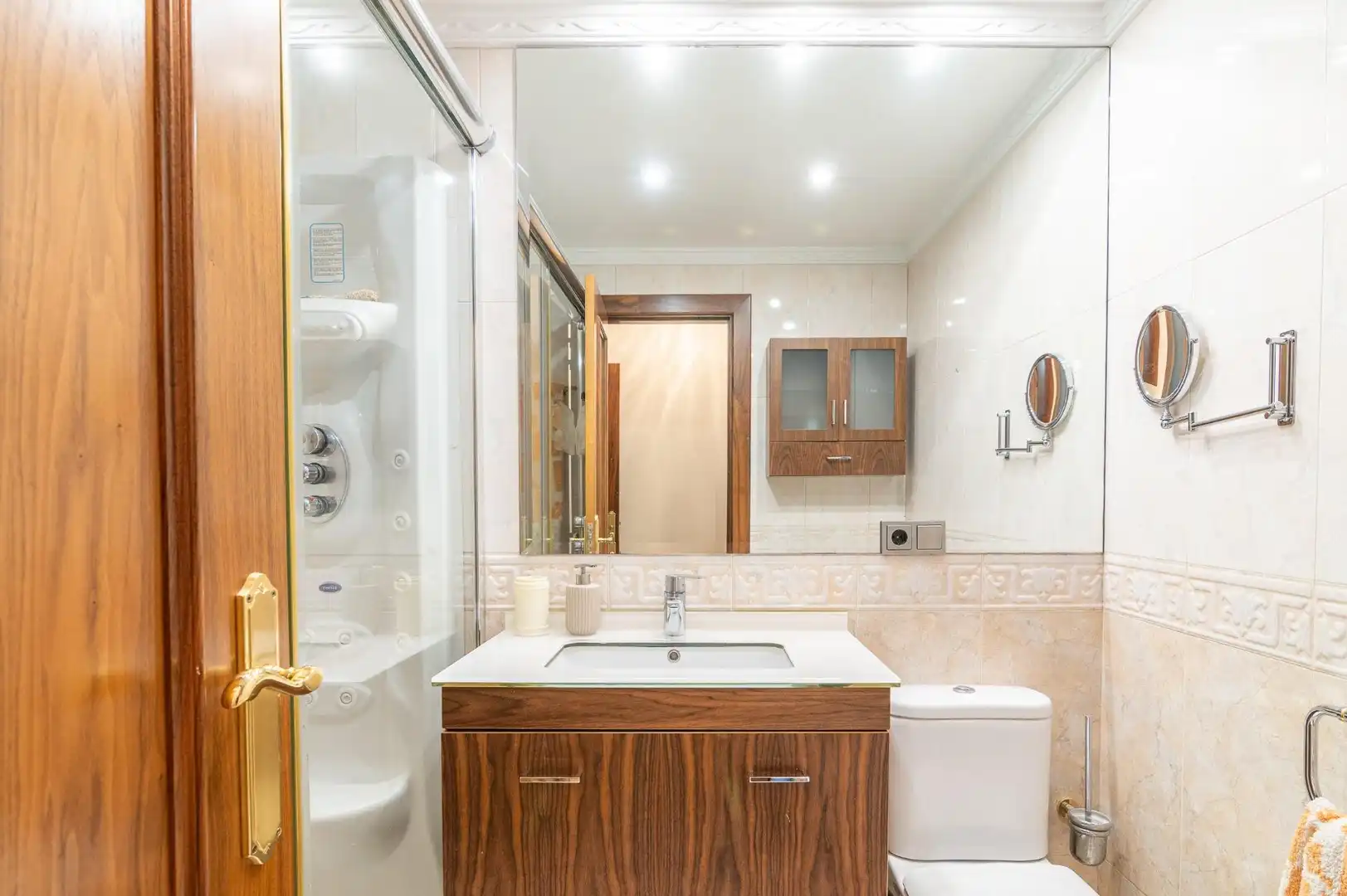 Badezimmer von Einfamilien-Reihenhaus zum Verkauf in Valle de Egüés / Eguesibar mit Klimaanlage, Heizung und Privatgarten