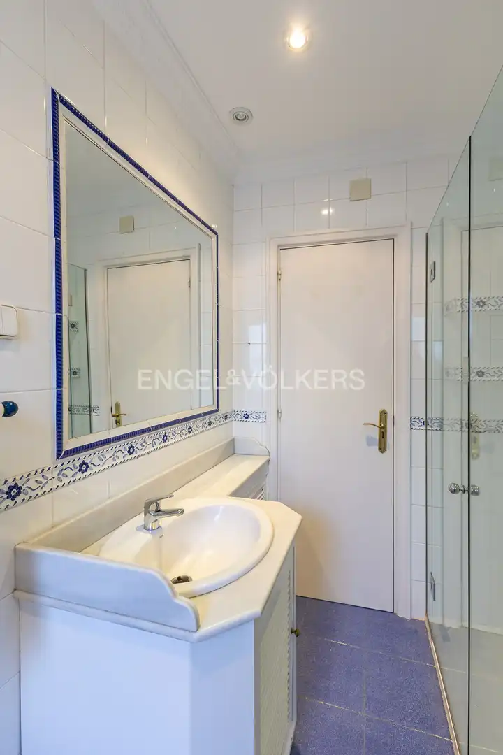 Badezimmer von Wohnung zur Miete in Madrid mit Klimaanlage, Heizung und Parkett