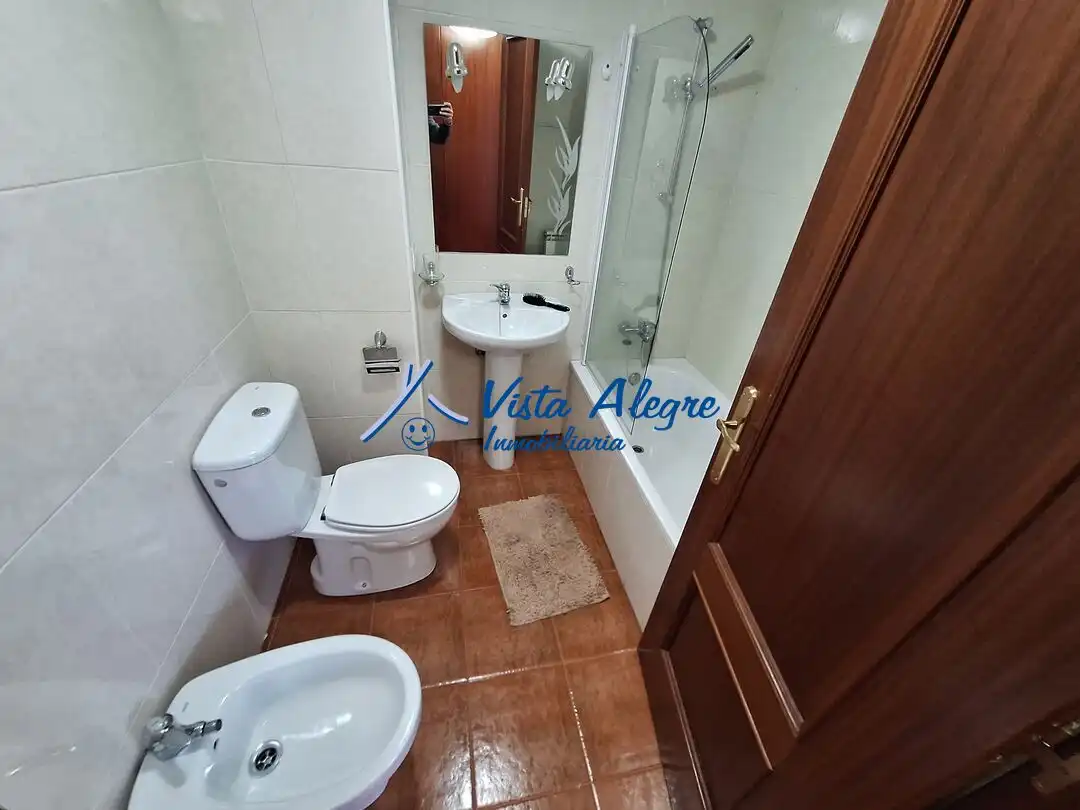 Badezimmer von Einfamilien-Reihenhaus zum Verkauf in Santo Domingo de la Calzada mit Heizung, Privatgarten und Terrasse