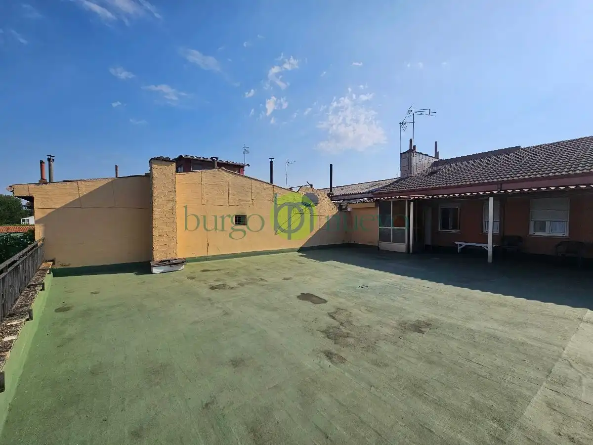 Vista exterior de Casa o xalet en venda en Sariegos amb Calefacció, Terrassa i Balcó