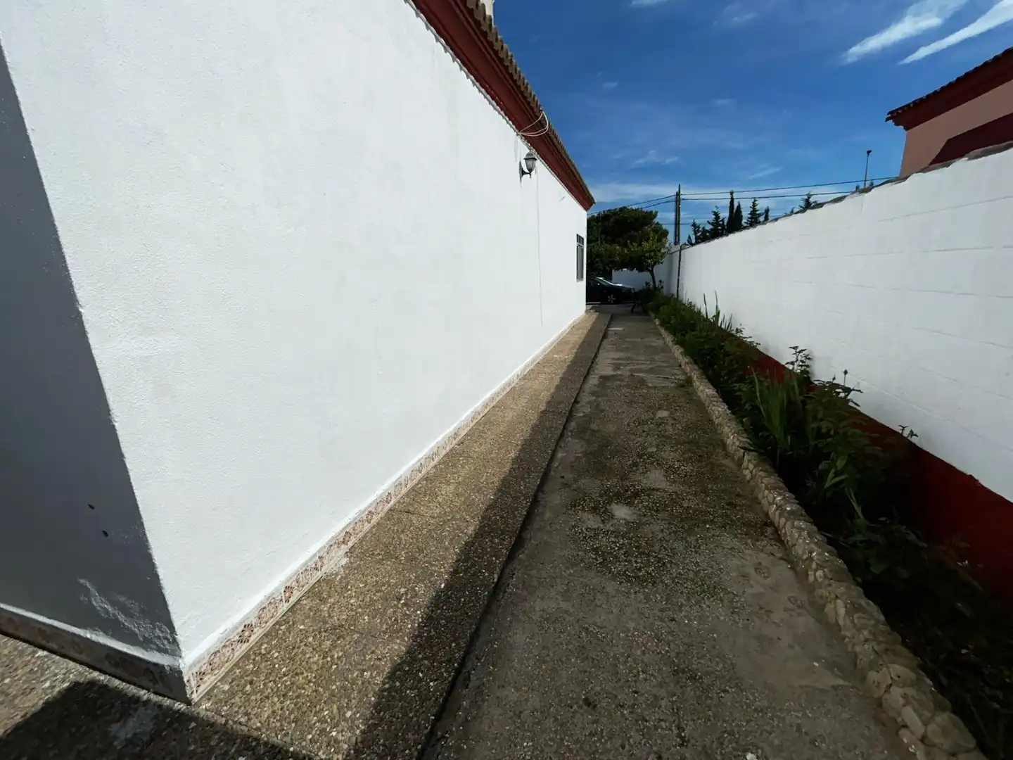 Vista exterior de Casa o xalet en venda en Chiclana de la Frontera amb Jardí privat, Terrassa i Traster